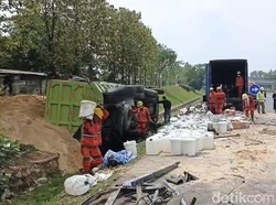 Truk Angkut Lem Sepatu Oleng hingga Tabrak Truk Parkir di Tol Cipali,