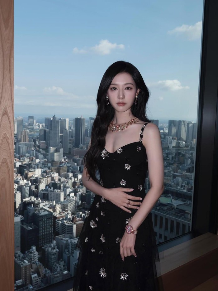 Kim Ji Won memamerkan gaya elegan di event BVLGARI. Ia mengenakan gaun panjang tanpa lengan berwarna hitam.
