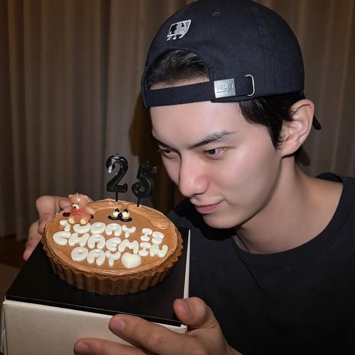 <p>Sang aktor juga merayakan hari spesialnya dengan foto bersama kue ulang tahun yang dilengkapi dengan lilin angka 25. &ldquo;Terima kasih kepada semua orang yang telah mengucapkan selamat kepada saya pada ulang tahunku yang ke-25,&rdquo; tulis Chae Min, dikutip dari laman Instagram <em>@l.c.m___,</em> Rabu (17/9/2025).&nbsp;(Foto: Instagram@l.c.m___)</p>
