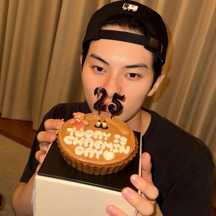 <p>Kebahagiaan tengah menyelimuti Lee Chae Min yang baru saja berulang tahun. Pemeran Raja Lee Heon di drama Korea <em>Bon Appetit, Your Majest</em>y ini telah menginjak usia 25 tahun pada 15 September. (Foto: Instagram@l.c.m___)</p>