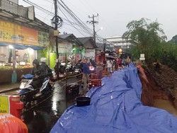 Jalan ke Gunung Salak Bogor Longsor Saat Sedang Diperbaiki