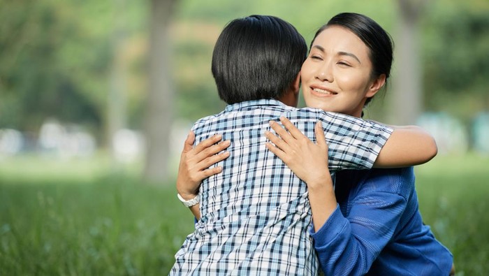Validasi emosi anak. Namun tunjukkan ada batasan dengan perilaku yang diekspresikan.
