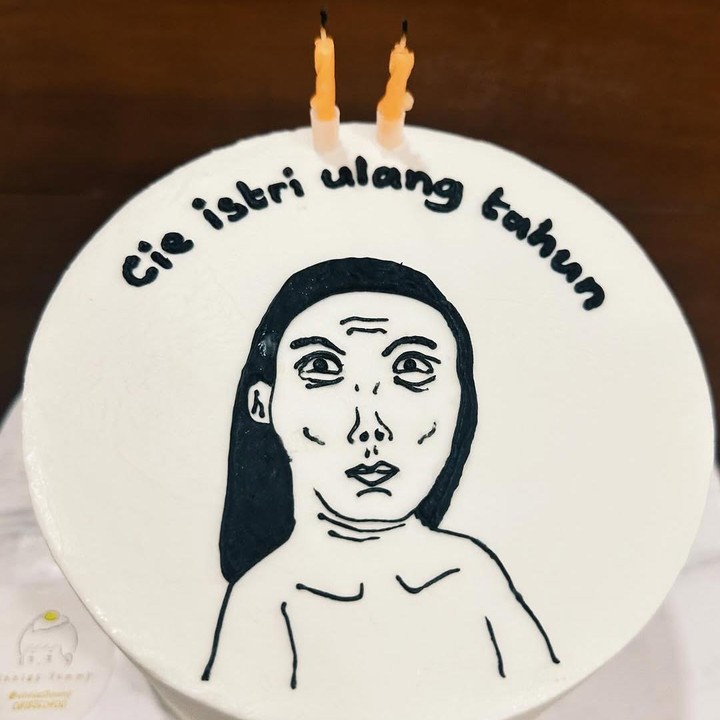 <p>Dalam salah satu foto yang diunggah di Instagram, Marcell membagikan potret kue ulang tahun untuk istrinya. Kue sederhana ini berisi gambar wajah perempuan yang unik dan '<em>nyeleneh</em>', yang sepertinya merupakan potret wajah Nabila. Di pinggiran kue, terdapat kalimat singkat yang bertuliskan, 'Cie istri ulang tahun'. (Foto: Instagram @marcelldarwin)</p>