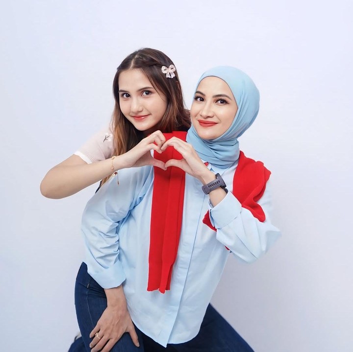 <p>Melalui unggahan di Instagram, Natalie membagikan potretnya bersama Maureen. Natalie tak lupa menuliskan doa dan harapannya untuk sang putri yang baru berulang tahun. "<em>Happy Bday my Baby</em> ku Sayang @maureenbboo_ Berkah Umur ya solehah mimi, Sehat Selalu,kelak karirnya Sukses ,slalu Bahagia ,dapet Jodoh yg Keren dan Baik. Aamiin ya rabb," tulis Natalie. (Foto: Instagram @natalie_sarahs/ @maureenbboo_)</p>