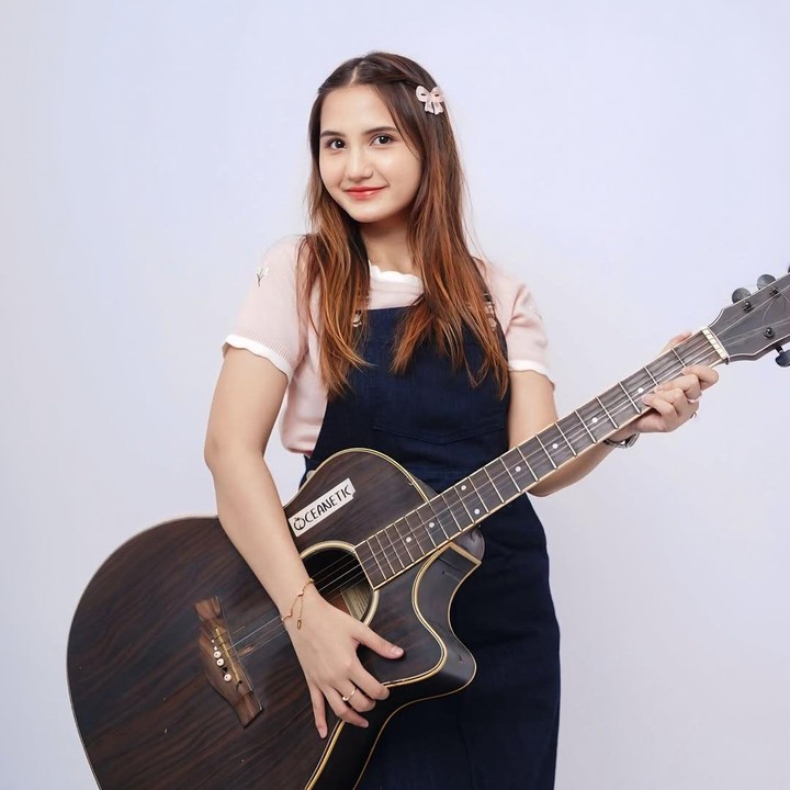 <p>Di unggahan lain, Natalie memposting foto Maureen yang tengah memegang gitar. Perlu diketahui, Maureen memiliki bakat bernyanyi. Dalam beberapa unggahan di media sosial miliknya, Maureen beberapa kali memamerkan kepiawaiannya bernyanyi. Maureen juga sempat membuat video cover musik bersama sang Bunda lho. (Foto: Instagram @natalie_sarahs/ @maureenbboo_)</p>