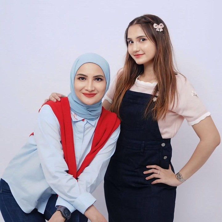 <p>Nadiva Maureen adalah putri sulung artis Natalie Sarah yang baru saja berulang tahun ke-14. Perempuan yang akrab disapa Maureen ini merupakan putri Natalie dari pernikahan pertamanya dengan Dian Rahmat Ginanjar, Bunda. (Foto: Instagram @natalie_sarahs/ @maureenbboo_)</p>