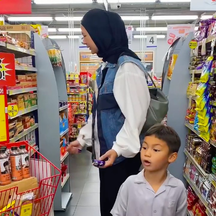 <p>Di tengah kesibukan, Paula memang tak lupa untuk selalu menyempatkan diri quality time dengan Kiano dan Kenzo. Perempuan 37 tahun ini sering mengajak kedua anaknya jalan-jalan ke mal untuk sekedar berbelanja atau makan bersama. Perlu diketahui, hak asuh kedua anak Paula jatuh ke tangan Baim Wong setelah putusan cerai. Hal itu membuat Paula mesti pintar-pintar mengatur waktu untuk quality time bersama kedua putranya. (Foto: Instagram @paula_verhoeven)</p>