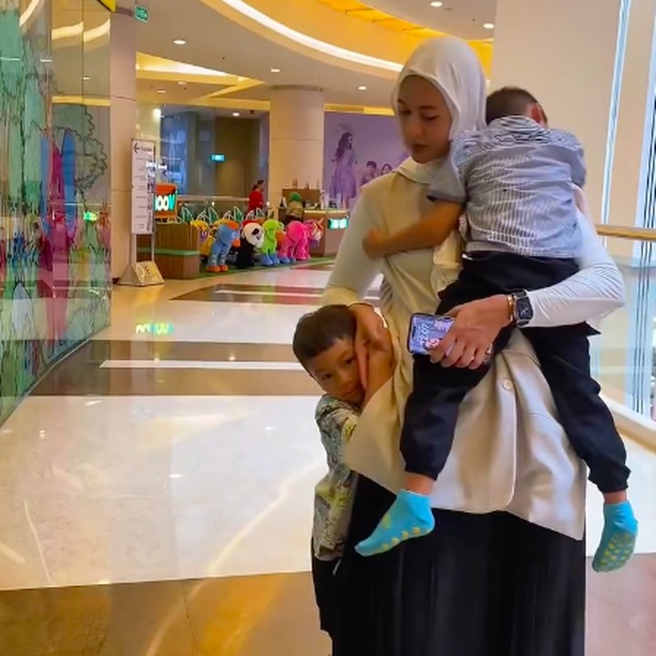 <p>Artis Paula Verhoeven resmi bercerai dengan Baim Wong pada April 2025. Setelah bercerai, Paula tak hanya fokus di dunia bisnis, tapi juga fokus menjalani peran barunya sebagai single parent dari kedua anaknya, Kiano dan Kenzo. (Foto: Instagram @paula_verhoeven)</p>