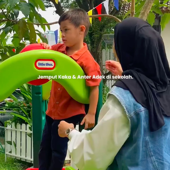 <p>Baru-baru ini, Paula membagikan momen saat ia meluangkan waktu untuk mengantar dan menjemput kedua anaknya sekolah. Dalam video yang diposting, Paula terlihat menemani si bungsu Kenzo yang tengah bermain di sekolahnya. "Jemput kaka dan anter adek di sekolah," tulisnya dalam video tersebut. (Foto: Instagram @paula_verhoeven)</p>