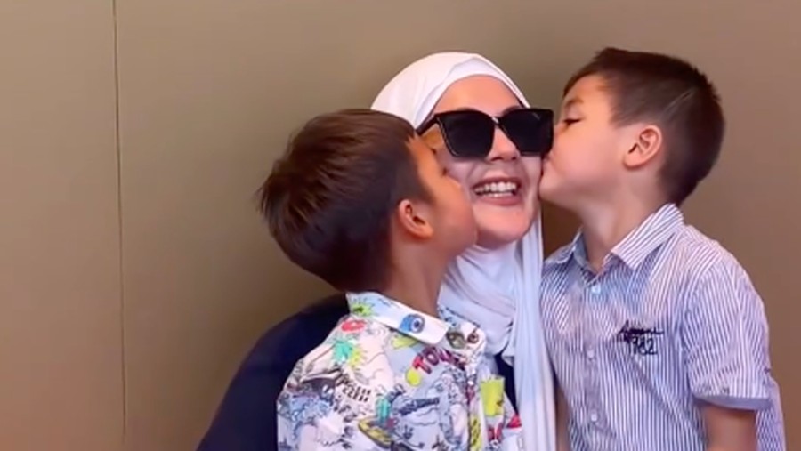 Paula Verhoeven Bersama Kedua Putranya