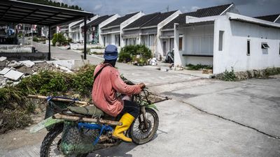Pekerja melintas di perumahan subsidi, Tembalang, Semarang, Jawa Tengah, Selasa (16/9/2025). Pemprov Jawa Tengah menyebutkan sebanyak 35 kabupaten/kota di Jawa Tengah telah menerapkan kebijakan pembeb