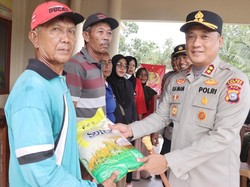 Aksi Kemanusiaan Polres Rohil Berbagi Sembako kepada Kaum Dhuafa