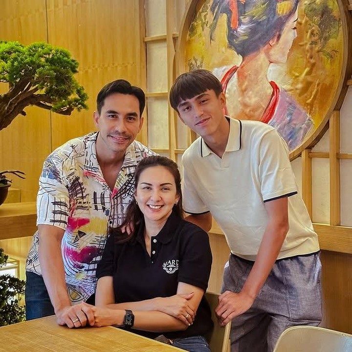 <p>Putra sulung pasangan selebriti Darius Sinathrya dan Donna Agnesia, Lionel Sinathrya, kembali menarik perhatian banyak pasang mata. Bagaimana tidak, pria tampan ini kini tengah menempuh pendidikan sepak bolanya di Portugal demi mewujudkan cita-citanya sebagai pesepak bola profesional. (Foto: Instagram @darius_sinathrya)</p>