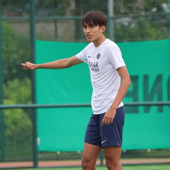 <p>Sejak kecil, sepak bola sudah jadi bagian dari hidup Lionel. Baru-baru ini, Darius membagikan beberapa potret kebanggaannya saat Lionel ingin memulai debut sepak bolanya di Portugal. (Foto: Instagram @darius_sinathrya)</p>