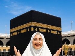 10 Prompt AI Foto Depan Kabah Pakai Kain Ihram atau Abaya