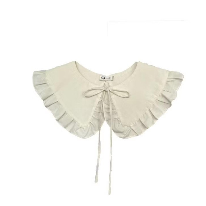 Detachable collar dari FromQY ini memiliki detail ruffle, memperkuat sentuhan preppy yang manis sekaligus chic. Penampilan kamu terlihat lebih rapi tanpa harus repot.