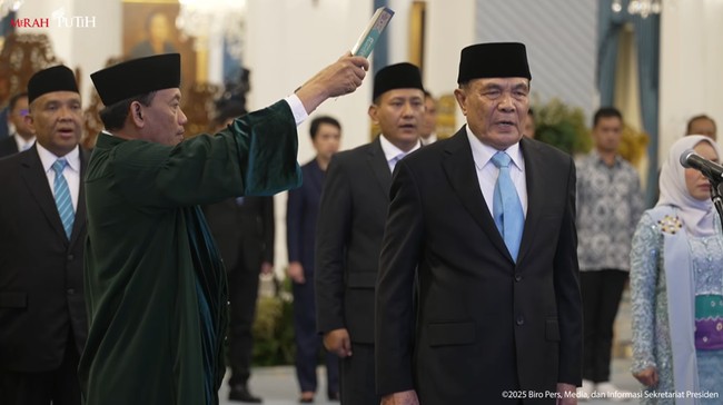 Djamari Chaniago, purnawirawan TNI dilantik sebagai Menko Polkam menggantikan Budi Gunawan.