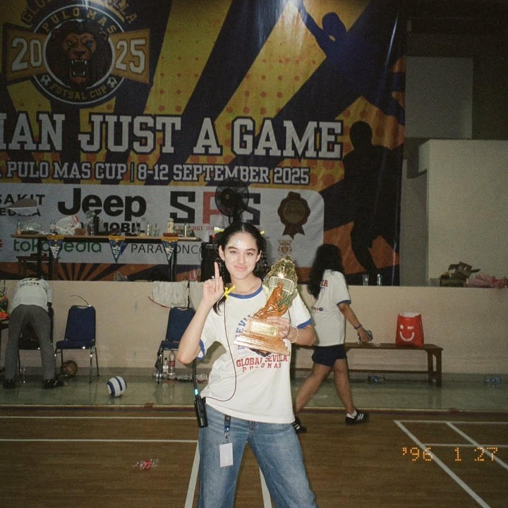 <p>Ia pun turut mendukung dengan memberikan ucapan selamat kepada putri-putrinya ini, Bunda. &ldquo;Acaranya sukses dan Alhamdulillah tim futsalnya juara 1 lagi setelah 9 tahun yang lalu terakhir juara. Selamat untuk <em>@globalsevillapulomas,</em>&rdquo; tuturnya.&nbsp;(Foto: Intagram @rio.stokhorst)</p>