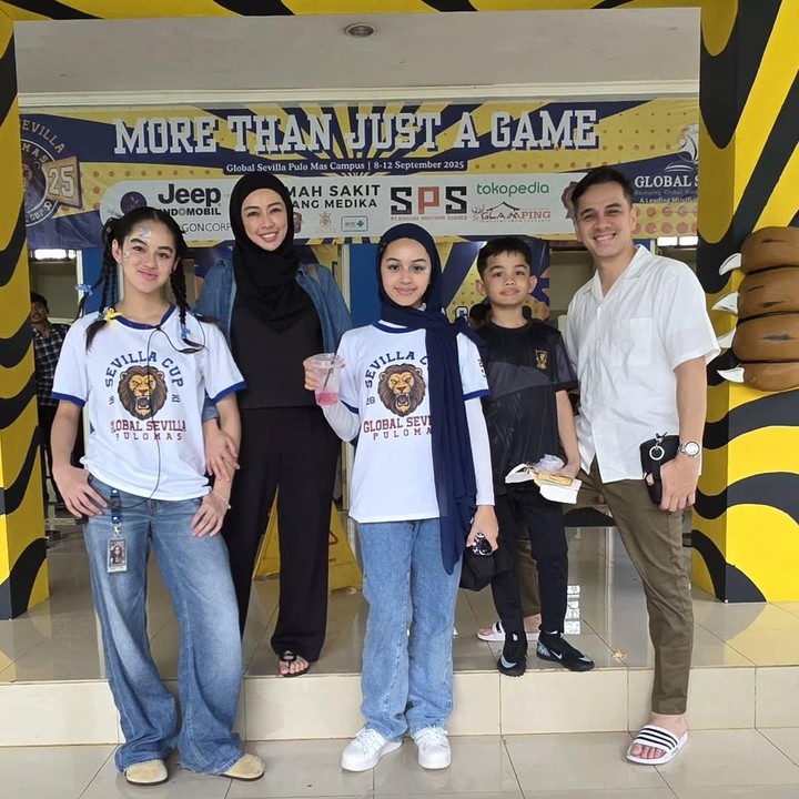 <p>Pada <em>postingan</em> itu, Rio mengatakan kedua putrinya menjadi panitia dalam acara tahunan sekolahnya. &ldquo;Ke sekolah nengok anak-anak Shaista dan Shanika yang ikut menjadi panitia pada Sevilla Cup tahun ini,&rdquo; ujar Rio, dikutip dari laman Instagram <em>@rio.stokhorst,</em> Rabu (17/9/2025).&nbsp;(Foto: Intagram @rio.stokhorst)</p>
