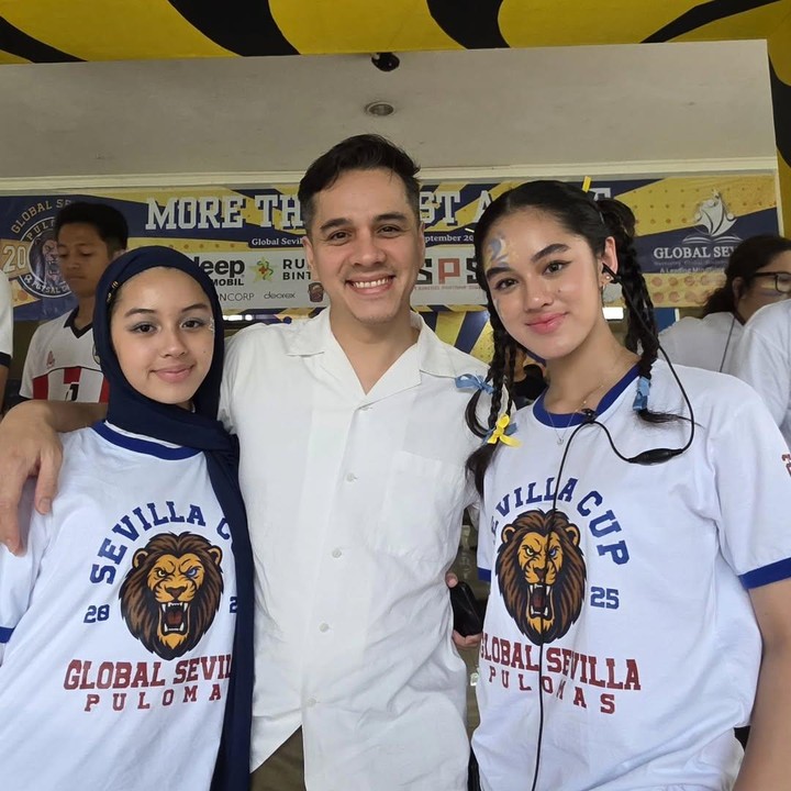 <p><em>Postingan</em> itu juga diramaikan komentar netizen yang salah fokus dengan paras cantik yang dimiliki kedua putrinya. &ldquo;<em>Good looking</em> semua diborong,&rdquo; tulis akun <em>@widianingsih****.</em> &ldquo;Bapaaak ganteng anak cakep-cakep bener weeiii,&rdquo; tulis akun <em>@rhea_choi****.&nbsp;</em>(Foto: Intagram @rio.stokhorst)</p>