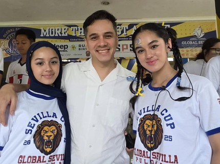 Potret Rio Stokhorst Bersama Kedua Putri Cantiknya yang Telah Remaja
