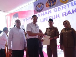Menko AHY Serahkan 184 Sertifikat Tanah di Bengkulu