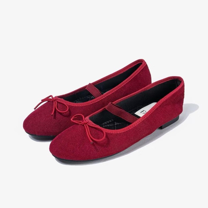 Flat shoes berbahan knit dari brand FAYT ini fleksibel dan nyaman, sehingga cocok untuk tipe kaki yang cukup lebar.