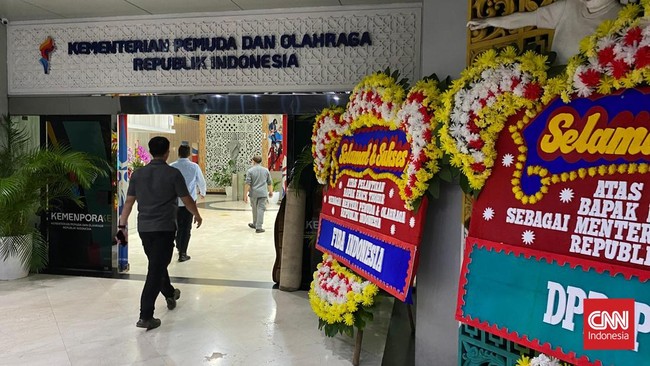Karangan bunga bermunculan di Kantor Kemenpora RI usai Erick Thohir dilantik Presiden RI, Prabowo Subianto sebagai Menpora, Rabu (17/9).