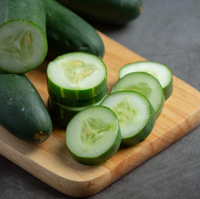 Timun kaya akan kandungan air sehingga membantu hidrasi tubuh sekaligus memberi rasa segar. Kalorinya sangat rendah, menjadikannya pilihan tepat untuk camilan sehat saat diet. Selain itu, timun mudah ditemukan dengan harga terjangkau di mana saja.