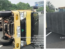 Kronologi Mobil Boks Ditabrak Avanza hingga Terguling di Tol Jagorawi