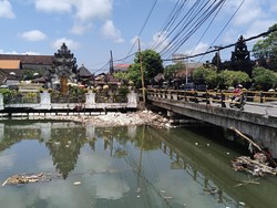 150 Truk Diturunkan Tiap Hari untuk Tangani Sampah Banjir di Denpasar