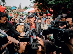Wamensos Agus Jabo Serahkan Bantuan ke Korban Kebakaran di Pasar Senen