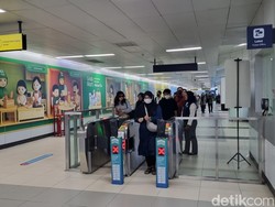Senangnya Warga Tarif MRT Rp 1 Hari Ini: Sisanya untuk Beli Es Teh