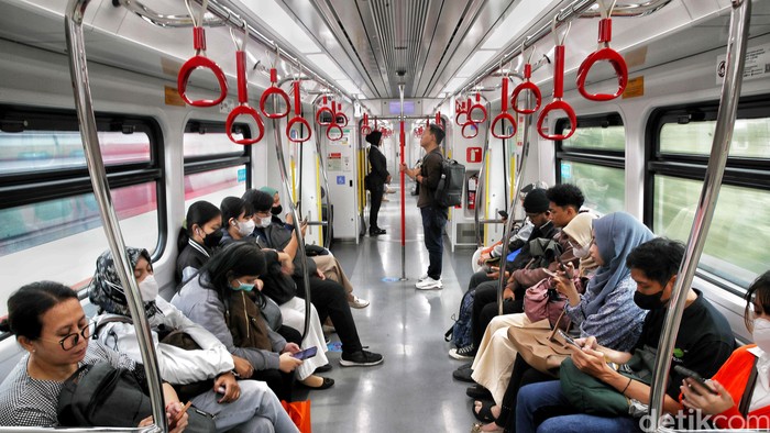 Pekerja Jakarta bisa naik transportasi umum gratis, mulai dari Transjakarta, MRT, LRT, hingga KRL dengan Kartu Pekerja Jakarta (KPJ).