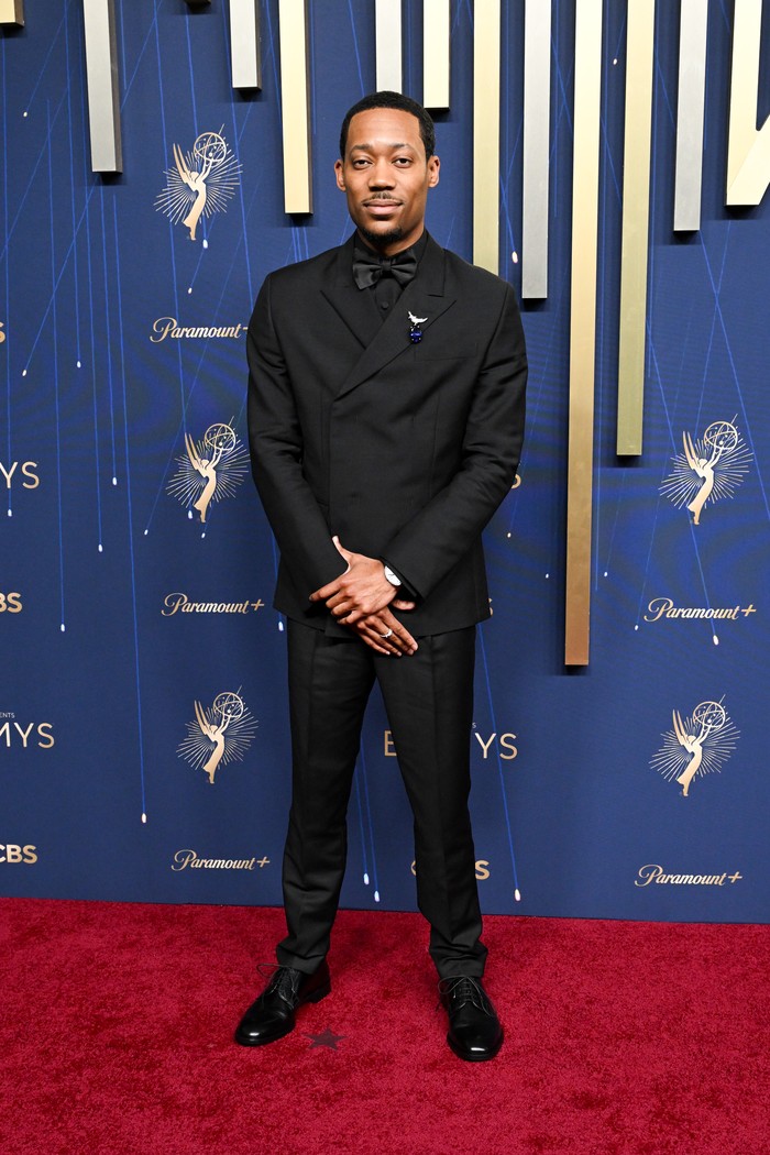 Tyler James Williams menampilkan gaya monokromatik. Double-breasted tuxedo hitam dipadu poplin shirt, celana panjang, serta silk bow tie senada/ Foto: Courtesy of Prada/Variety via Getty Images/Gilbert Flores