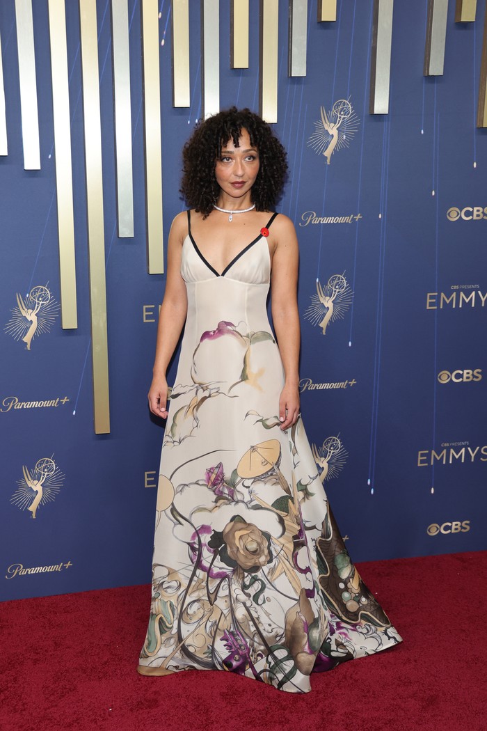 Ruth Negga tampak elegan dalam gaun A-line. Printed gazare gown dari Prada yang membalutnya terinspirasi dari koleksi Spring/Summer 2008. Aktris nomine Outstanding Supporting Actress In A Limited Or Anthology Series Or Movie tersebut memadukan gaun dengan sepatu platorm satin abu-abu/ Foto: Courtesy of Prada/WireImage/Maya Dehlin Spach