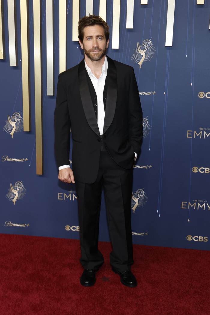 Masuk jajaran nominasi Outstanding Lead Actor In A Limited Or Anthology Series Or Movie, Jake Gyllenhaal bergaya formal tapi dengan sentuhan kesan laidback tanpa dasi. Busana Prada yang dikenakannya terdiri dari tuxedo hitam dengan shawl lapel, dilapisi poplin shirt yang dilengkapi detachable collar, gilet hitam, dan cummerbund satin/ Foto: Courtesy of Prada/ Kevin Mazur/Getty Images/Kevin Mazur