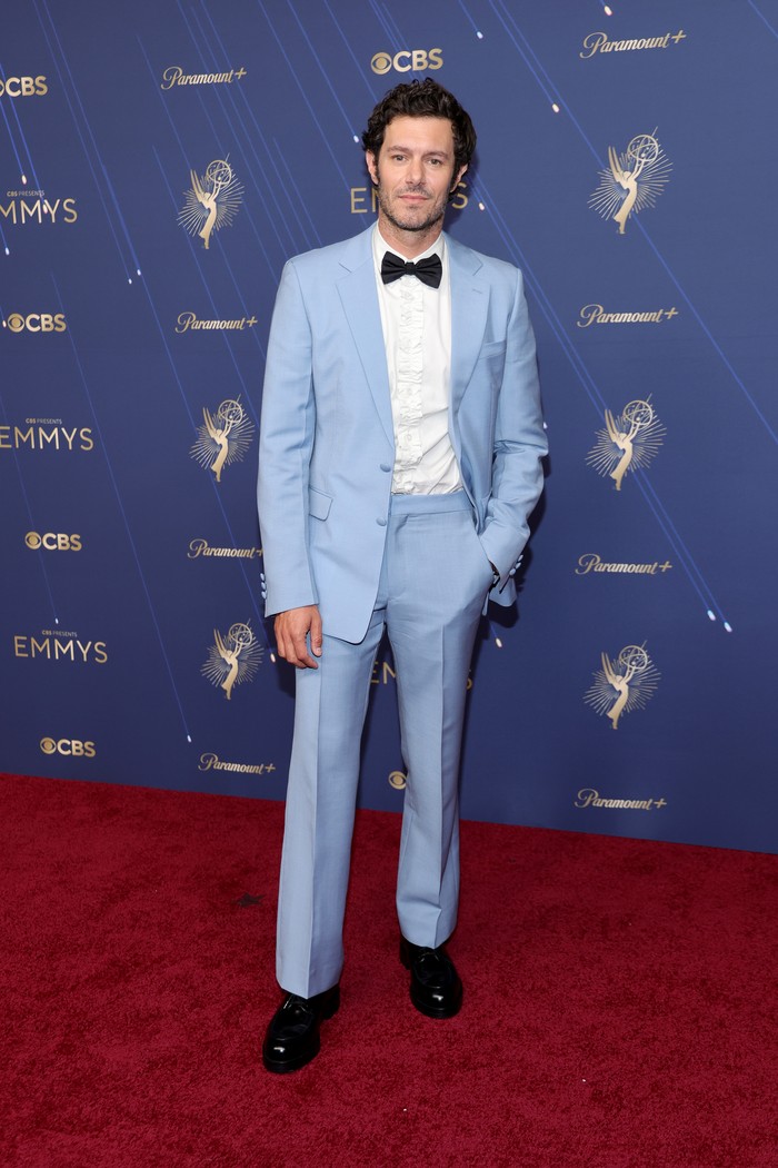 Aktor serial Nobody Wants This, Adam Brody, tampak dashing dalam setelan jas biru muda. Nomine Outstanding Lead Actor in a Comedy Series itu memadukannya dengan poplin shirt aksen ruched, serta grosgrain bow tie hitam/ Foto: Courtesy of Prada/WireImage/Maya Dehlin Spach