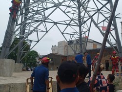 Bertahan 46 Menit, Pria di Jakut Akhirnya Turun Sendiri dari Tower SUTET