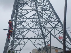 Video: Geger Pria Nekat Panjat Tower SUTET di Jakut Berujung Turun Sendiri
