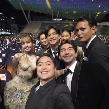 Senyum Semringah Reza Rahadian-Fedi Nuril Foto bareng Lisa BLACKPINK di BIFF 2025