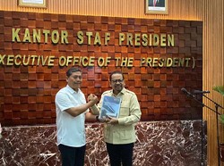 AM Putranto Menangis Saat Serah Jabatan KSP ke Qodari