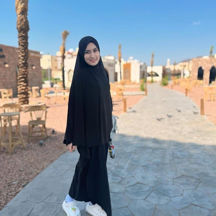 <p>Angbeen tidak secara detail menjelaskan maksud dari doa yang dipanjatkannya selaam umrah. Namun, tampaknya banyak netizen ikut memberikan semangat dan mengamini doa dari Bunda satu anak ini. "Semoga mampu melewati semua ujian kehidupan ini, ttp serahkan semuanya sm Allah SWT. Semangaatt @angbeenrishi," tulis akun @in***. "Semangat kak, @angbeenrishi .. anggap aja itu cara Allah menguatkan hati Kaka, <em>insyaa Allah</em> di balik kepahitan ada hikmahnya," ujar @_li***. "<em>Masya Allah Alhamdulillah</em> semoga mabrur," ungkap akun @in***. (Foto: Instagram @angbeenrishi)</p>