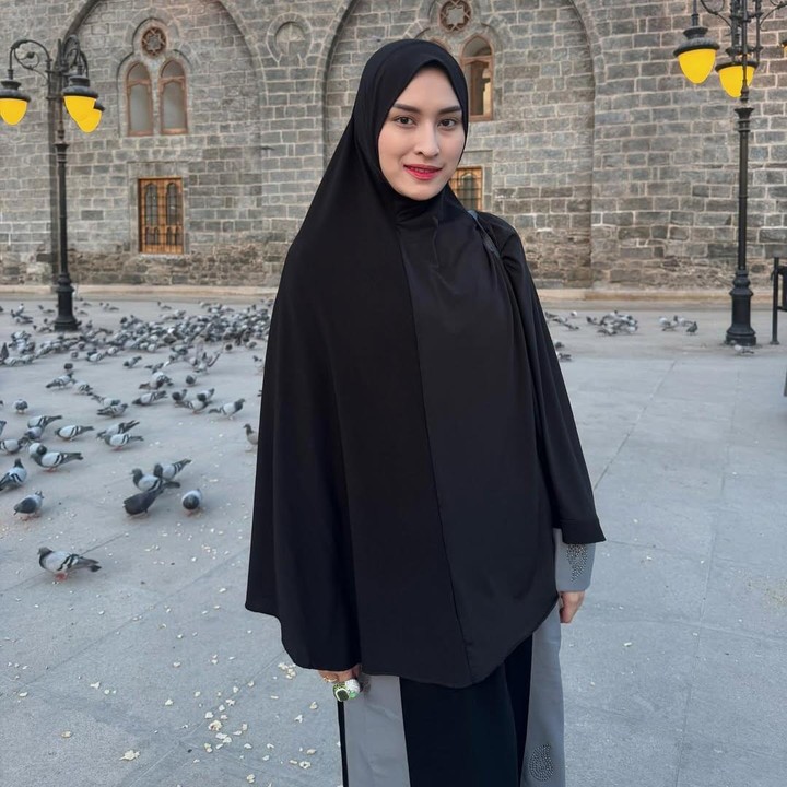 <p>Artis Angbeen Rishi saat ini tengah menjalankan ibadah umrah di Tanah Suci. Angbeen menunaikan umrah tanpa ditemani suaminya Adly Fairuz. Dalam unggahan di Instagram, Adly Fairuz diketahui tidak pergi umrah karena tengah sibuk syuting sinetron, Bunda. (Foto: Instagram @angbeenrishi)</p>