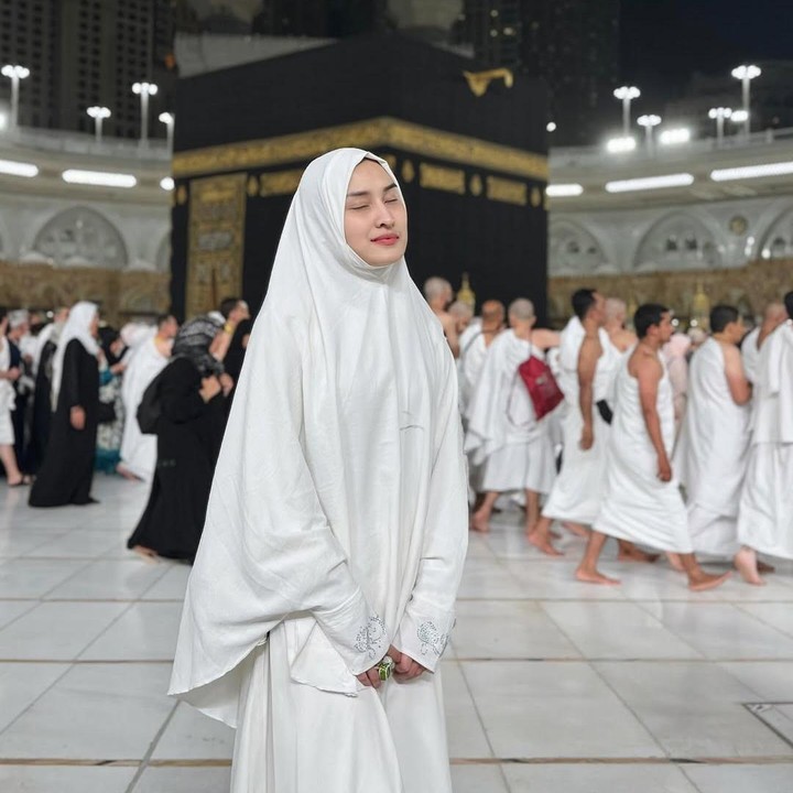 <p>Tak cuma berdoa untuk kesembuhan, Angbeen juga meminta untuk dihapuskan segala kesedihannya. Perempuan kelahiran Jakarta ini juga meminta untuk diberikan kebahagiaan. "Hapus kan lah segala kesedihan. Hadir kan lah kebahagiaan yang seutuhnya Ya Allah... Ya Allah Terimakasih, Sebegitu banyak aku berbuat salah... Sebegitu banyak Kau memaafkan dan mengampuni aku yaAllah. Sebegitu sedikit nya aku memohon kepada Mu, sebegitu banyak yang Kau berikan pada ku," ungkapnya. (Foto: Instagram @angbeenrishi)</p>