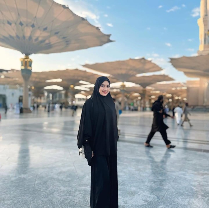 <p>Melalui unggahan di media sosial, Angbeen membagikan momen saat berada di area Masjid Nabawi di kota Madinah, Arab Saudi. Dalam potret ini, Angbeen terlihat mengenakan baju muslim berwarna serba hitam. (Foto: Instagram @angbeenrishi)</p>