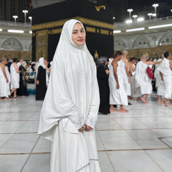 <p>Dalam unggahan lain, Angbeen mengungkap doanya yang cukup spesifik. Perempuan 28 tahun ini menyinggung tentang hati yang remuk dan memita untuk disembuhkan oleh Sang Pencipta. "Ya Allah utuh kan lah kembali jiwa yang hancur dan hati yang remuk... Ya Allah sembuhkan lah diri ini yang remuk berkeping-keping...," tulis Angbeen. (Foto: Instagram @angbeenrishi)</p>
