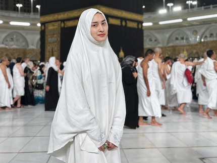 5 Potret Angbeen Rishi Jalani Umrah, Berdoa Hati yang Remuk Diutuhkan Kembali