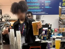 Viral! Pegawai Bar di Stadion Etihad Nekat Pakai Jersey Manchester United