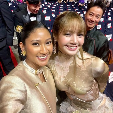 Selfie bareng Lisa BLACKPINK, Clarestia Taufan Minta Lakukan...